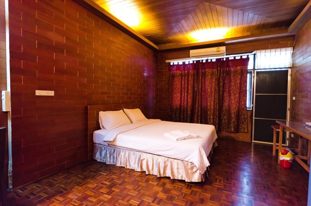 Eight Plus Hotel Bangkok Exterior photo