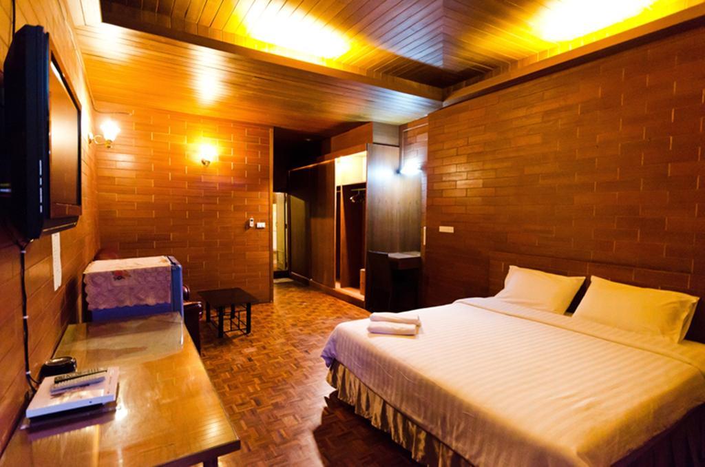 Eight Plus Hotel Bangkok Exterior photo