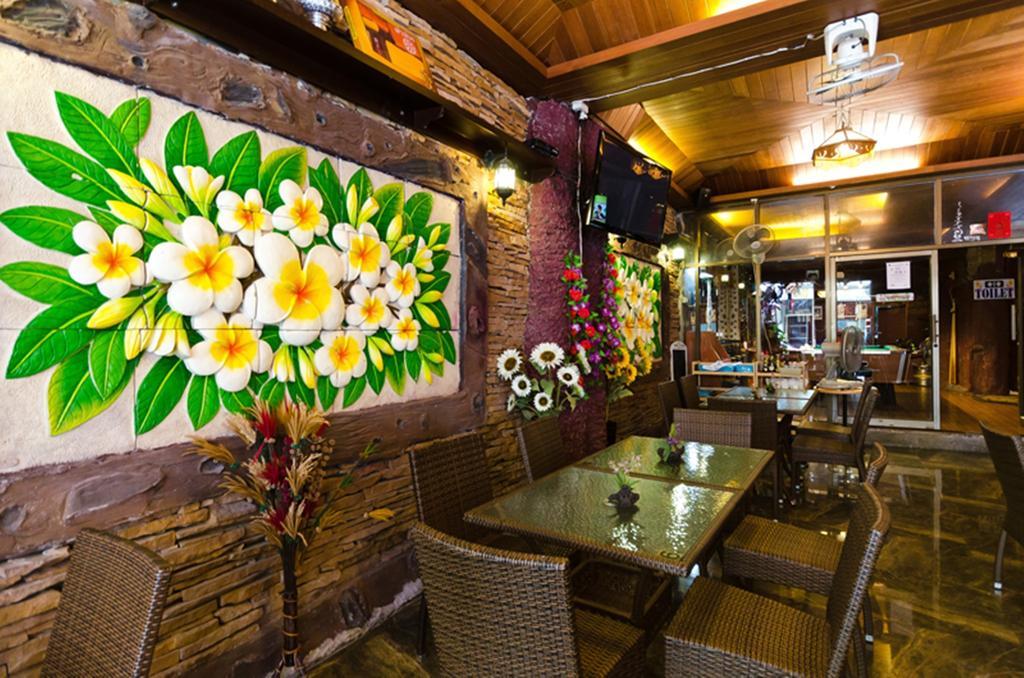 Eight Plus Hotel Bangkok Exterior photo
